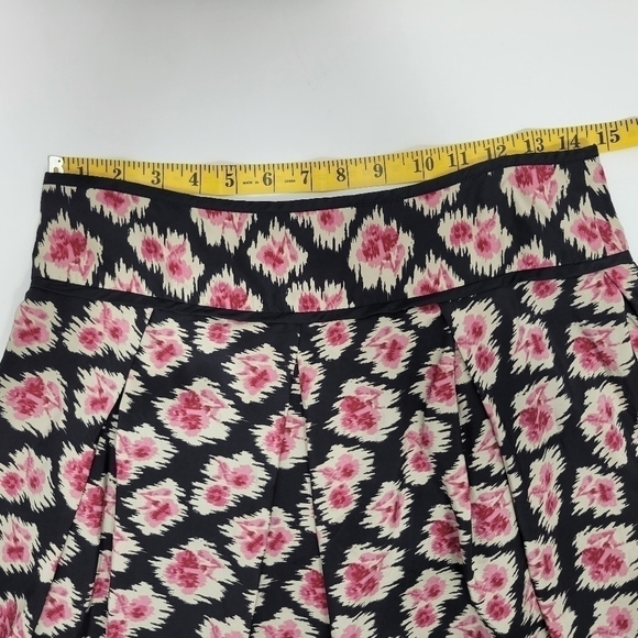 Juicy Couture 100% Silk Mini Skirt in a Size 2 - Picture 9 of 10